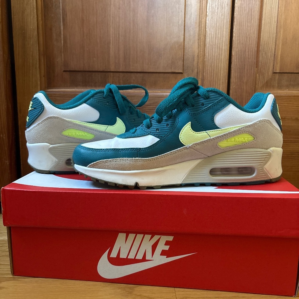 Nike Blazer Mid ‘77 (Youth size 6/ women’s size 7.5)